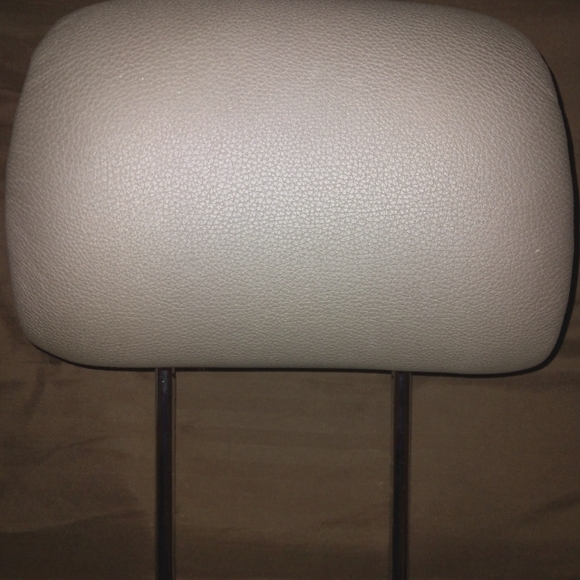 5 BEIGE BMW X5 3.0i LEATHER HEADRESTS W/ ALL EMBLEMS - Picture 3 of 9